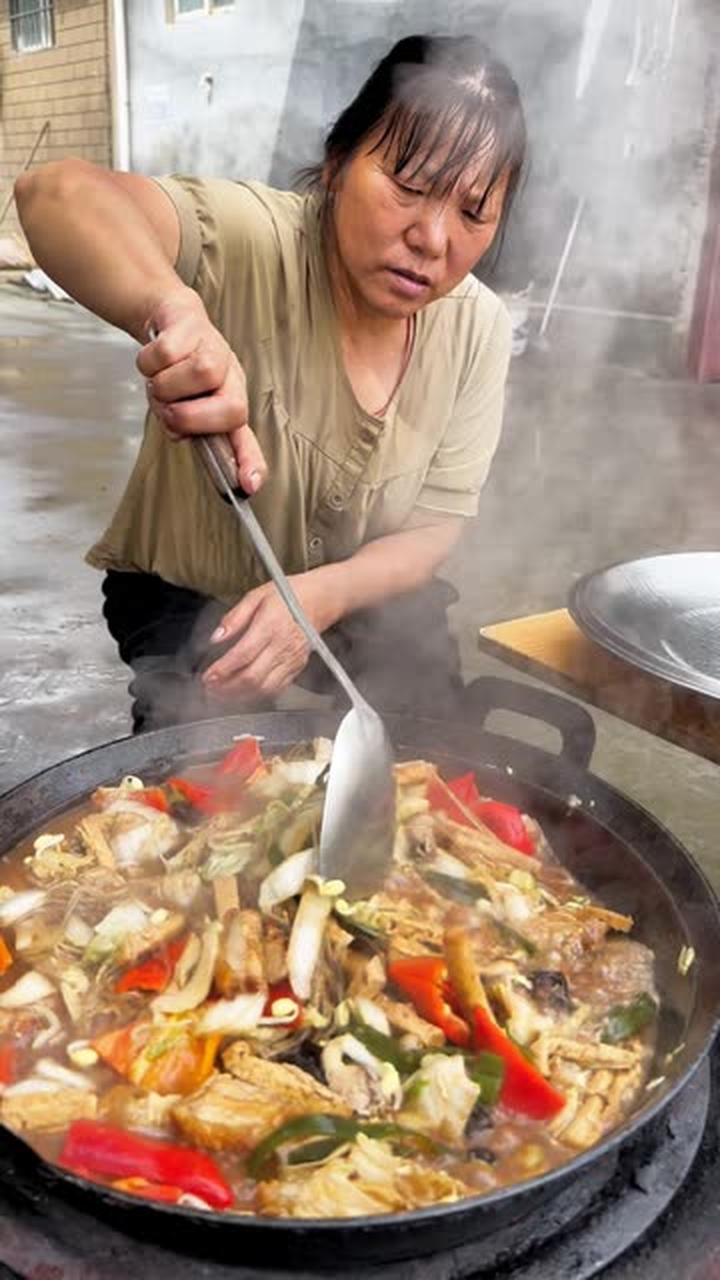 大锅菜配大锅馒头，乡村柴火饭吃着真带劲