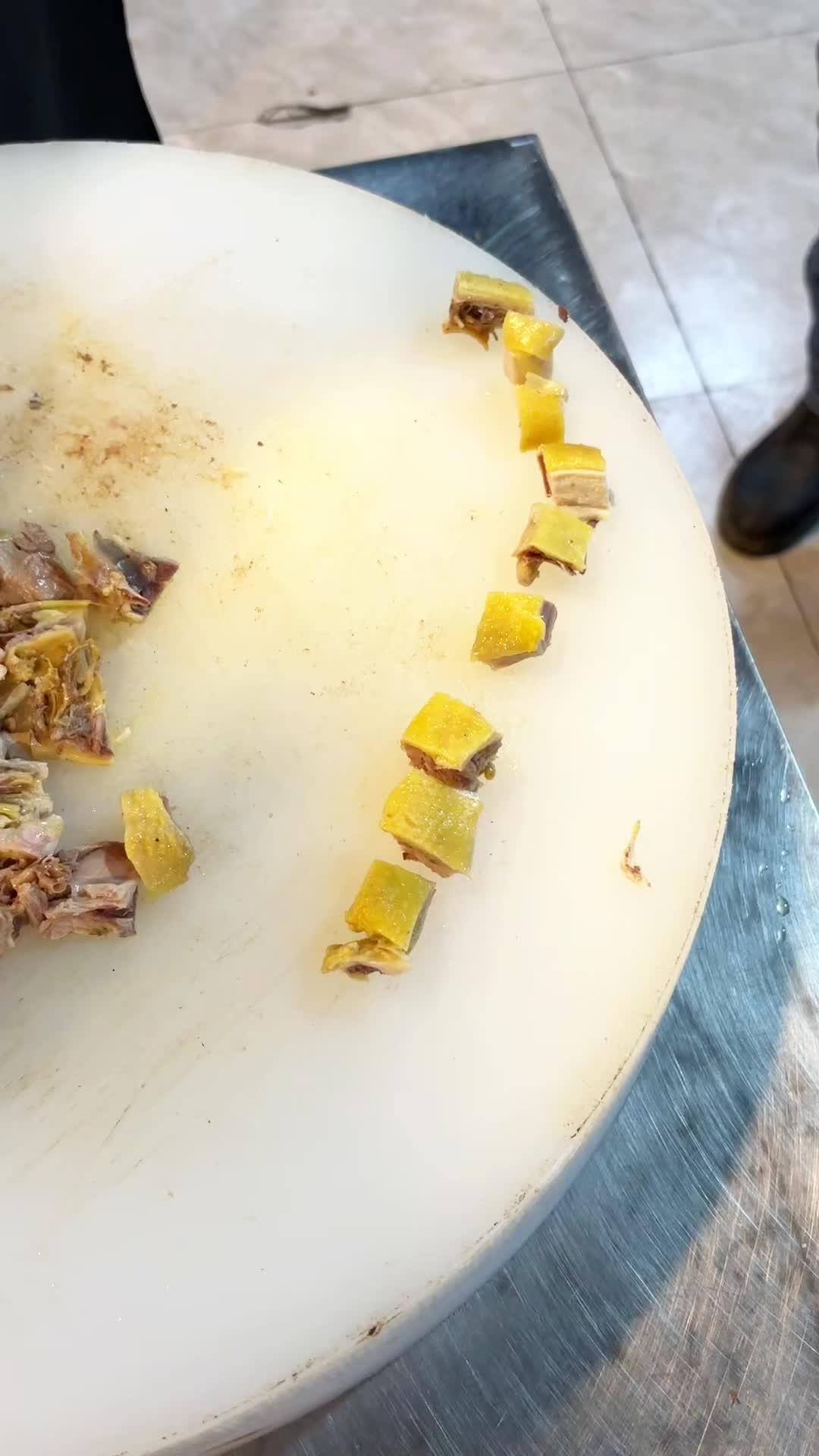 要做到100%方块状,靠纯手工基本不可能 王鸡肉 温江王鸡肉