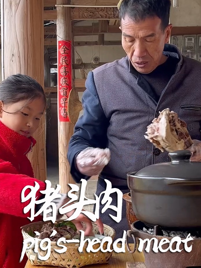 熬猪头骨汤,手撕猪头肉,肉嫩爽滑汤鲜可口