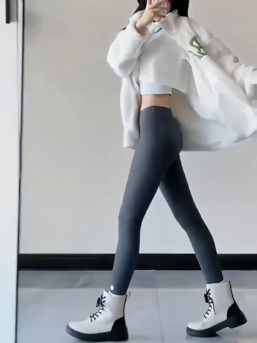 马丁靴搭配鲨鱼裤也不错哦