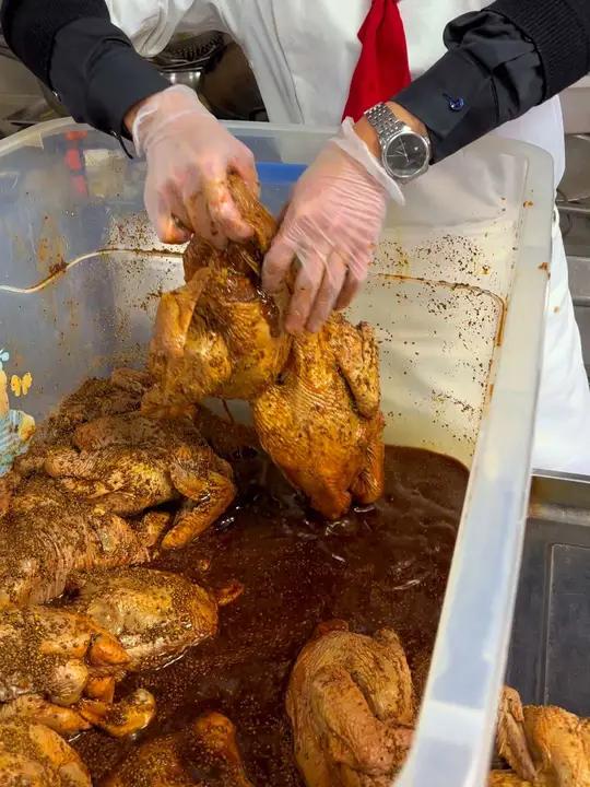 风干鸡腌制配方及操作流程:生抽5斤、味达美2.5斤、水3.5斤、糖1斤、盐0.5斤、鸡粉0