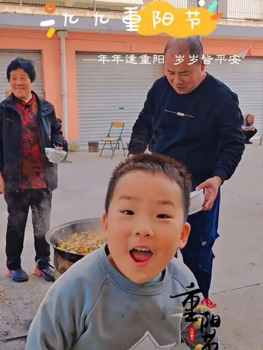 重阳至,邻里聚。一桌家常菜,满院烟火气。不谈琐事,只叙温情;不问远近,只愿安康。这个重阳,