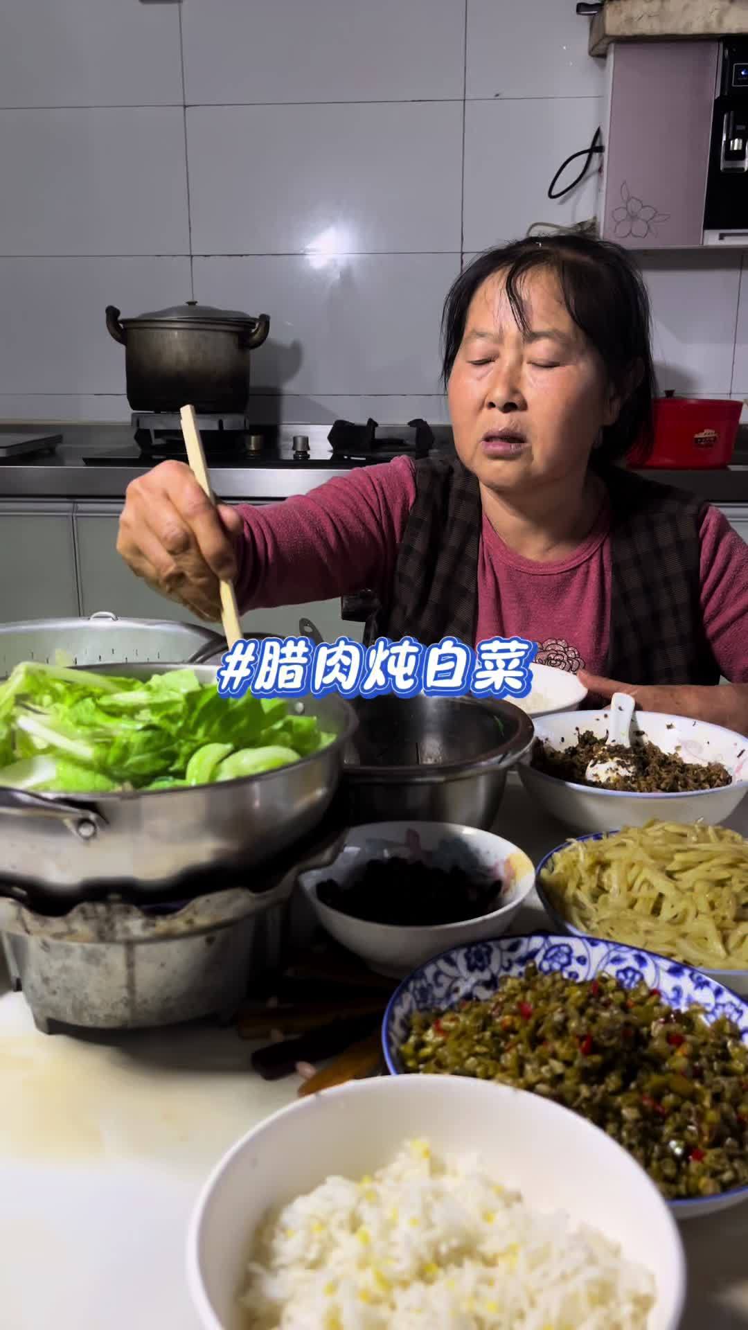 我们这里又到了,一年一度一个钵子,几片腊肉下青菜吃的季节了!虽然简单,但是拿再好的肉都不换