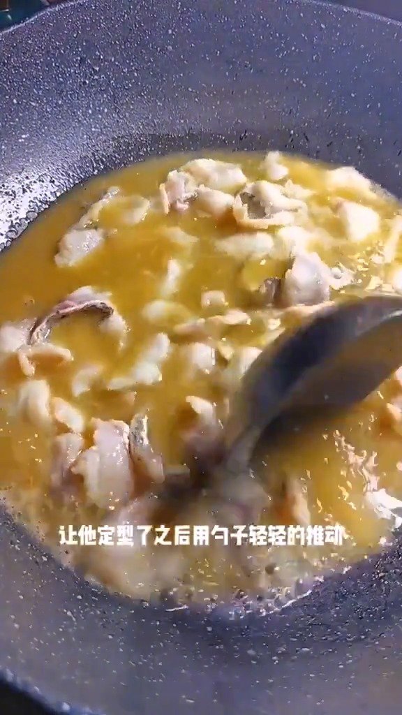 小崃教你做美食 家常酸菜鱼,鱼片上浆和煎鱼骨是关键