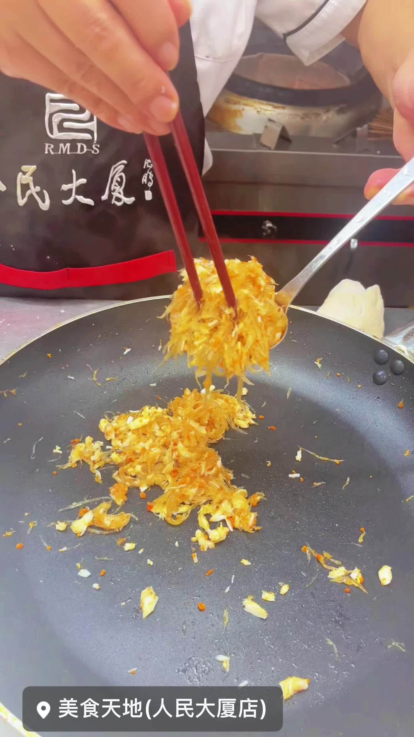 大家好,今天我来教大家制作蟹黄炒鱼翅。这道菜色香味俱佳,保证让你们大饱口福!鱼翅做法 粤菜