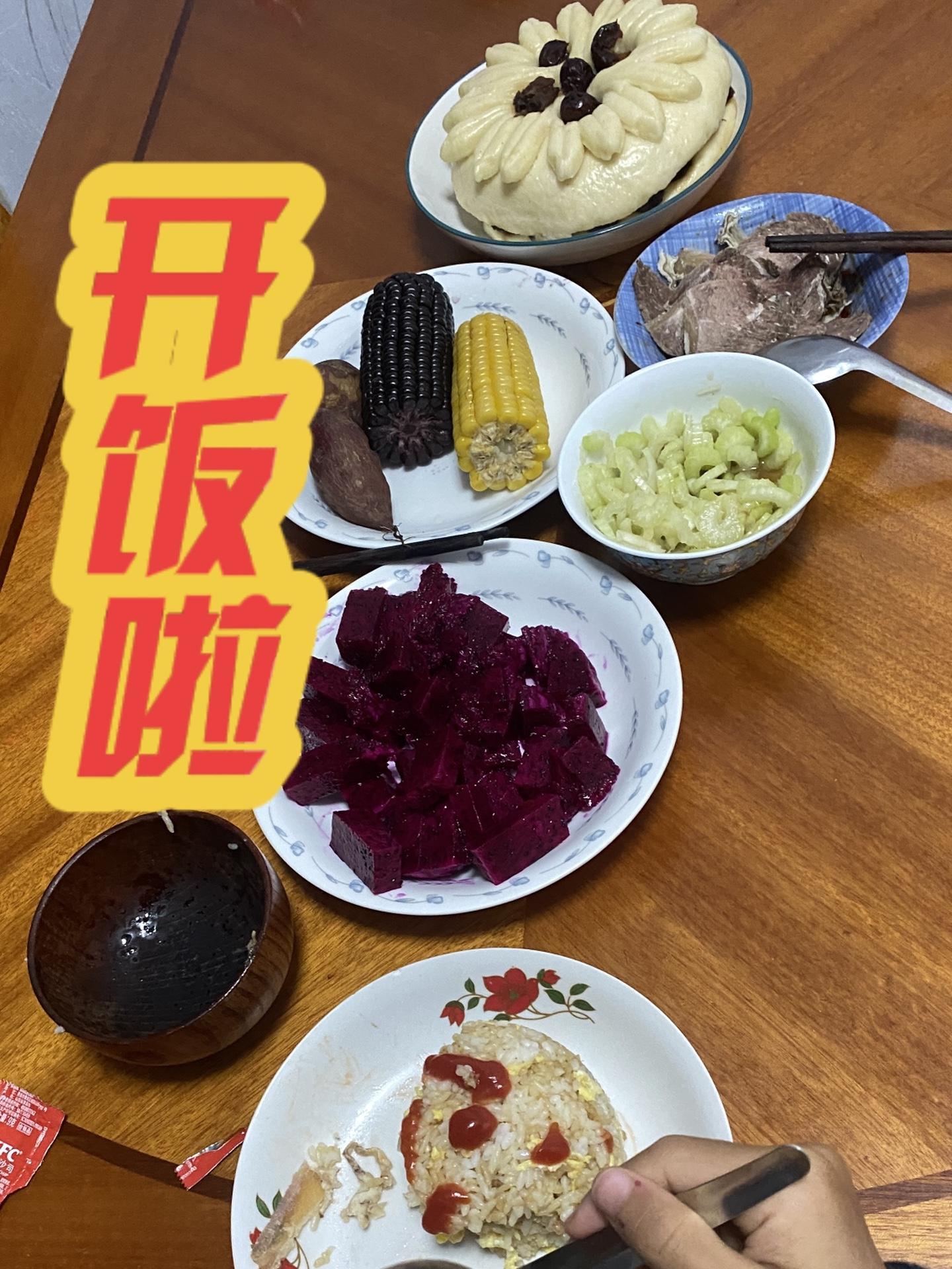 山东人美好的一天从早餐开始,我们的主食是馒头,枣糕,玉米米饭,地瓜种类还挺多的,有孩子就要