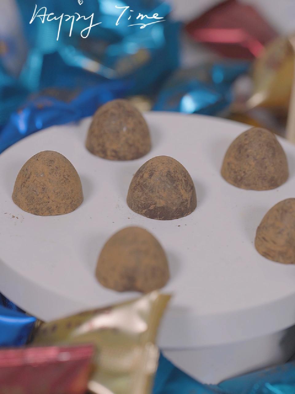 松露巧克力的外层,是为了达到“神似”。而它的里层,才是它真正想表达的味道。诺梵松露巧克力 