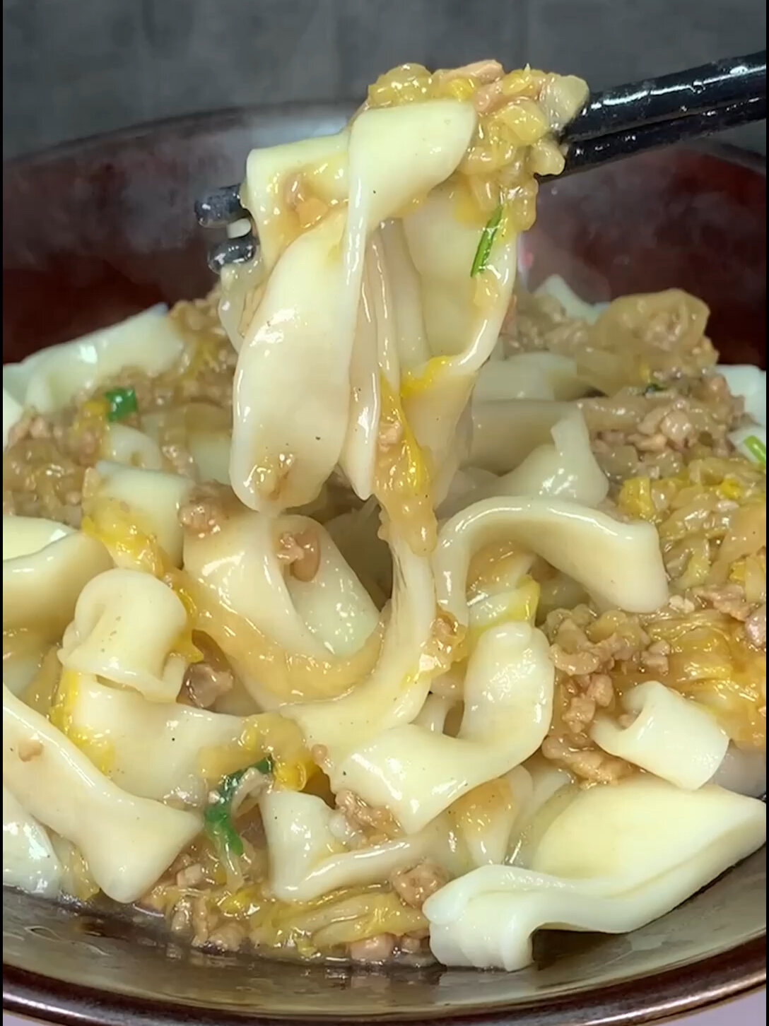 东北特色“酸菜打卤面”的家常做法,味道超级