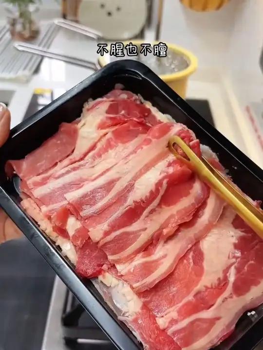 这个季节我会经常给孩子吃牛肉，今天做了抱蛋肥牛饭，拌饭吃真的太香了