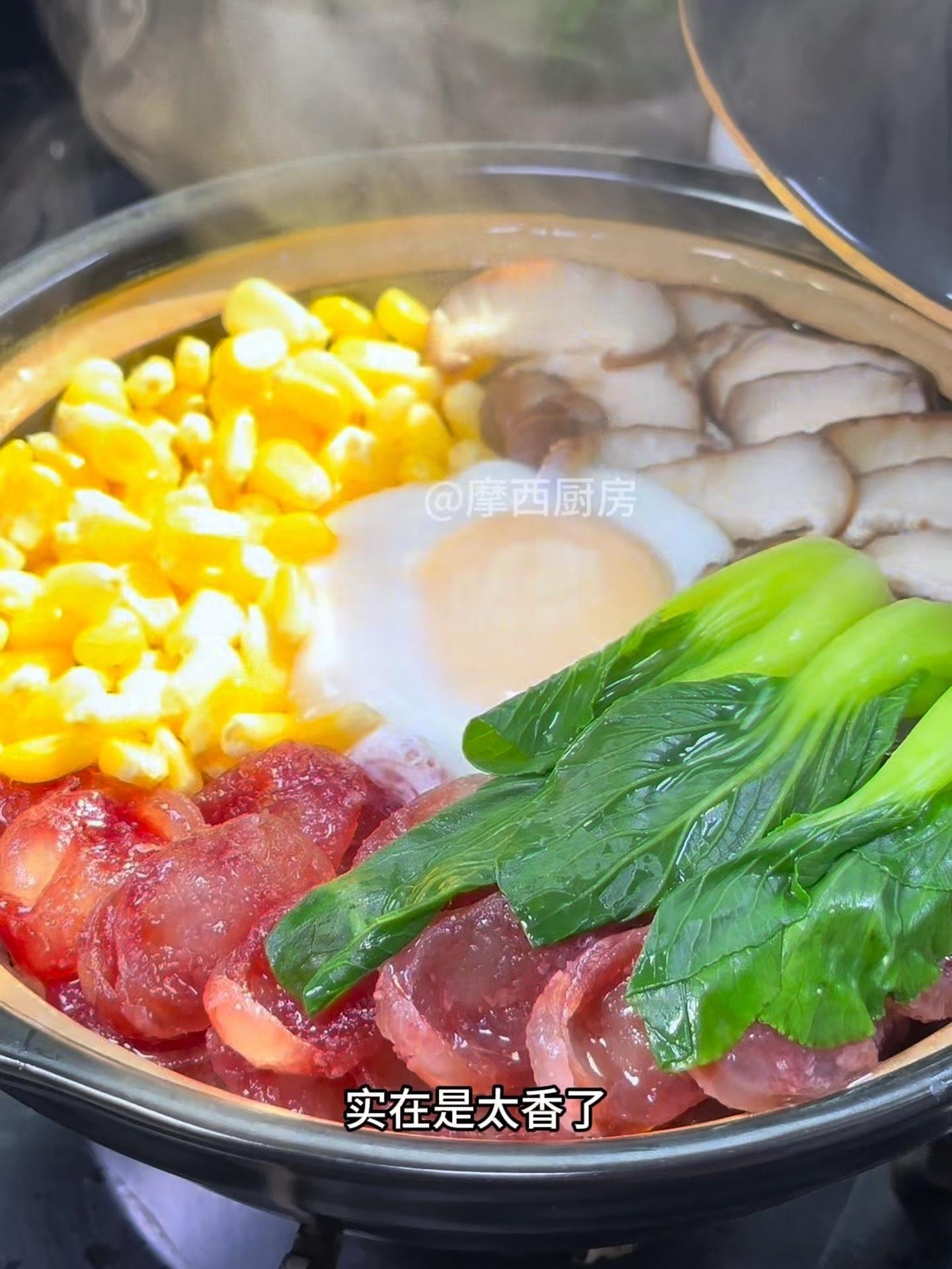 懒人版腊肠煲仔饭真的巨香 想吃腊味煲仔饭在家做简单又好吃,味道一点也不输外面的,我就不信,