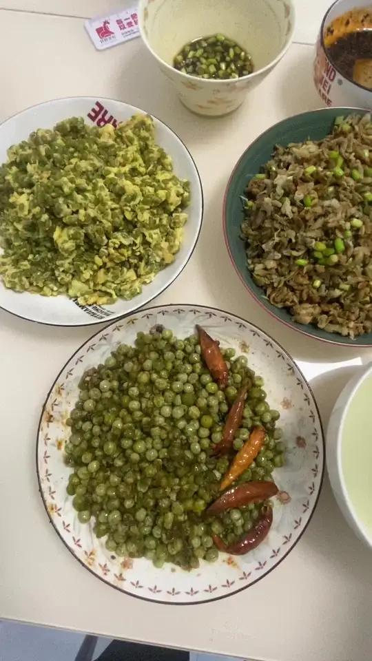 炒豌豆，青麦炒鸡蛋，蒸洋槐花，调蒜苔，青麦稀饭，一点荤都没见，河南最近火的菜快到齐了，看看