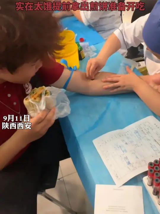 学生体检抽血需要空腹,实在太饿提前拿出煎饼准备开吃。校园生活 搞笑(来源:)