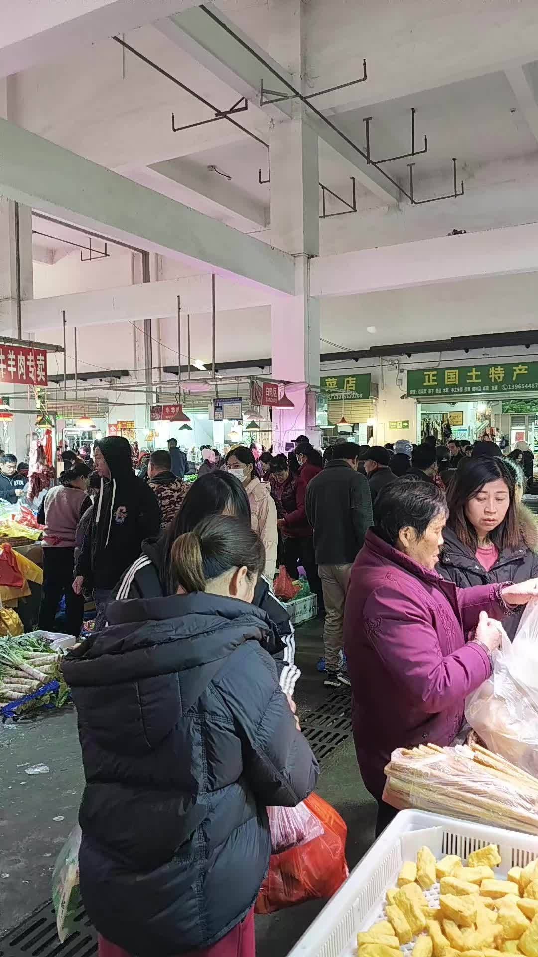 年前的菜市场真热闹呀,到处都是采购年货的人~新鲜的蔬菜摆满摊位,大家都在认真挑选呢~提着大