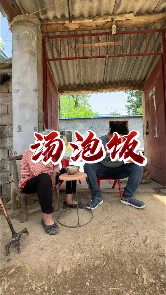 爷爷去看病好几天了,奶奶光想让他回来,今天中午给俺奶做的冬瓜炖肉,简单农家饭吃着也是很美味