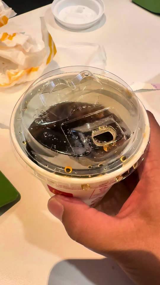 麦当劳饮料杯这两个东西是不是这样用的?