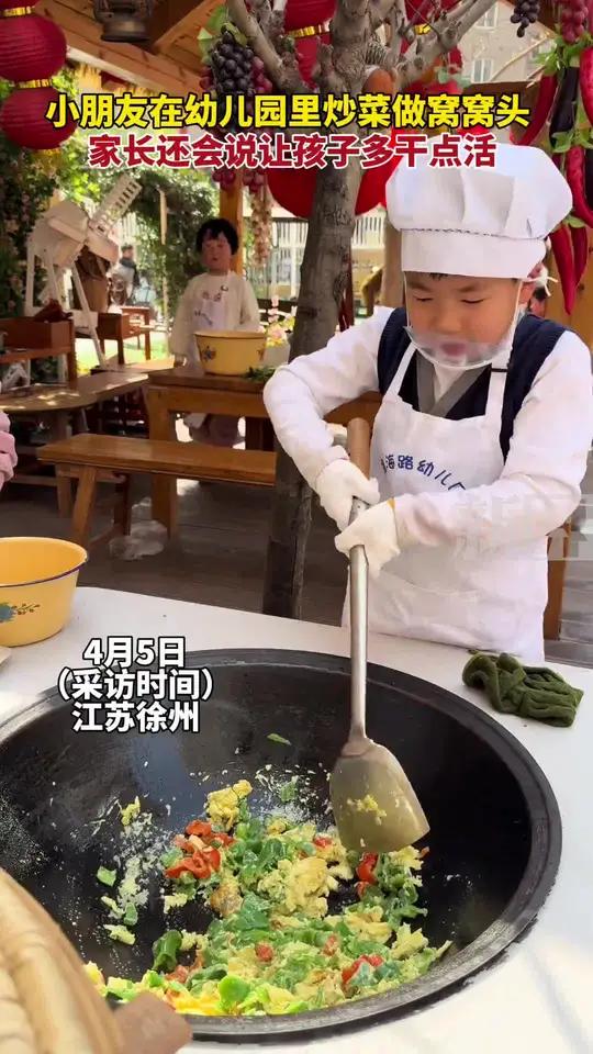 小朋友在幼儿园里炒菜做窝窝头,家长还会说让孩子多干点活幼儿园里欢乐多幼儿园4