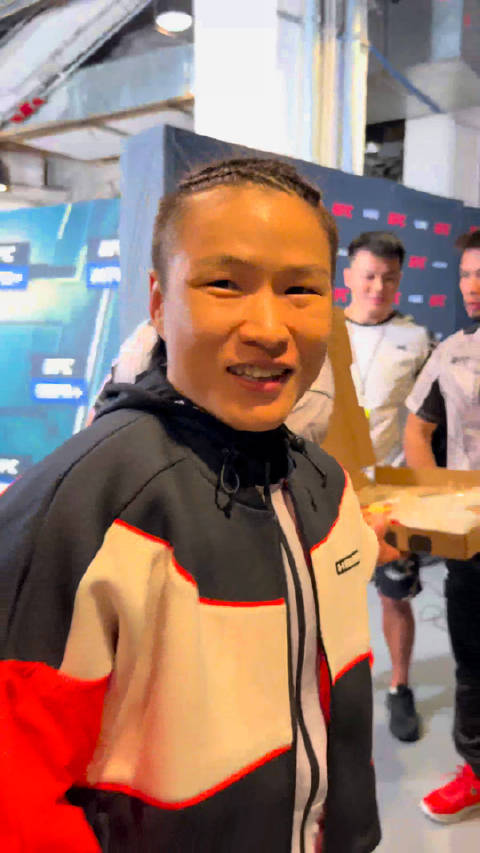 ????张伟丽说冰激凌先安排上   张伟丽MMA 赛后最想吃的是什么?必须冰激凌先安排上,回国之