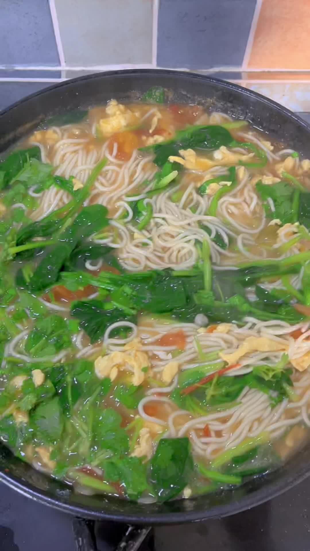 在河南冬天还是来碗汤面条喝才暖和,我做的面条老爹喝而儿子都吃,儿子汤都喝的光光的 记录真实