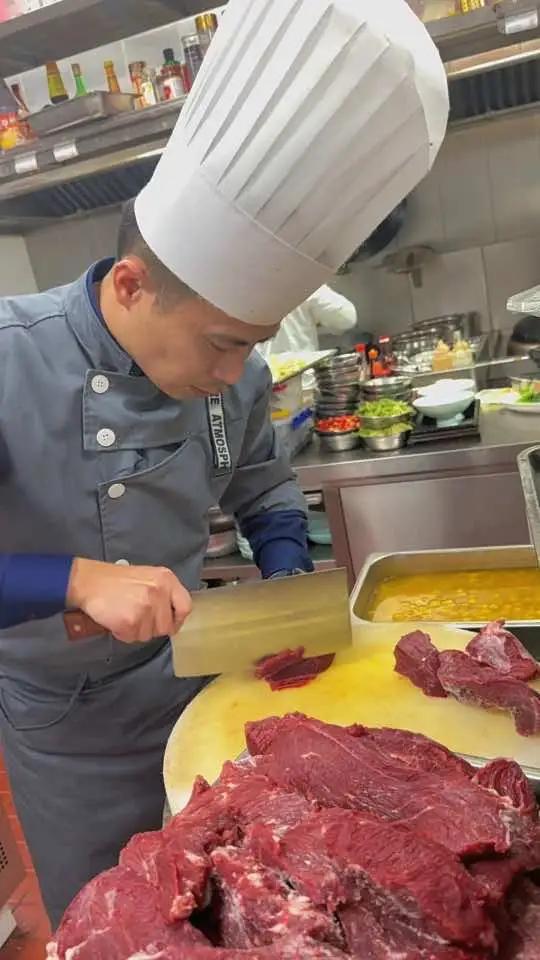 小炒黄牛肉 主料:牛里脊肉300克(切成1个硬币厚,小片)配料:香菜段80克 辅料:野山椒