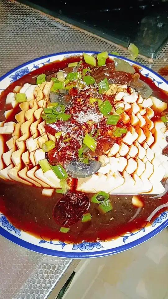 好吃又漂亮的皮蛋豆腐做法,家里来人给他露一手,超级赞 美食教程 皮蛋豆腐做法 家常菜 豆腐