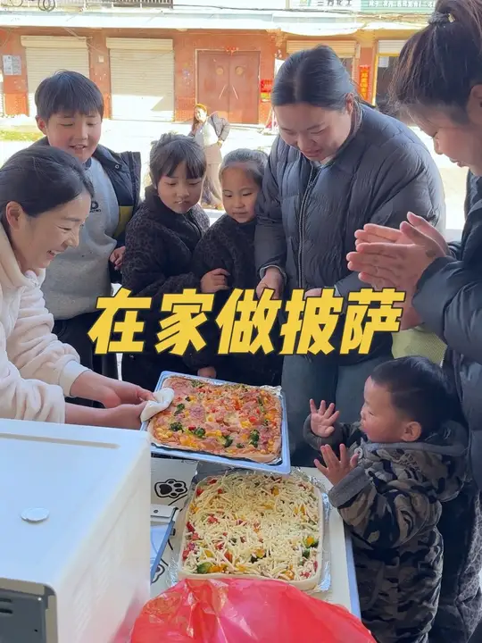 我们家的小朋友说想吃披萨，家里有烤箱所以周末在老家的时候就自己动手做了两个大披萨。虽然是第