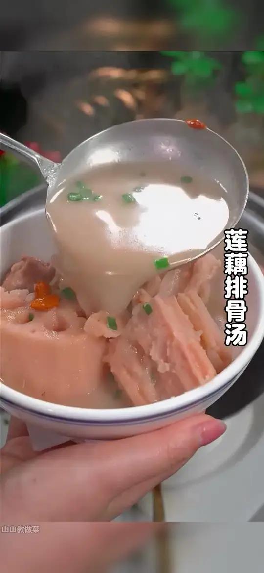 排骨莲藕汤很多人都爱喝,但是在家做不是发黑就莲藕不粉糯,今天就把正确方法分享给大家