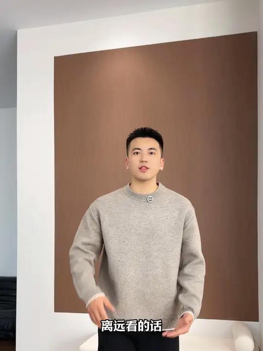 给大家推荐一款冬季加厚毛衣，面料是花纱质感的，袖子和下摆都做了撞色设计，单穿和内搭都是非常