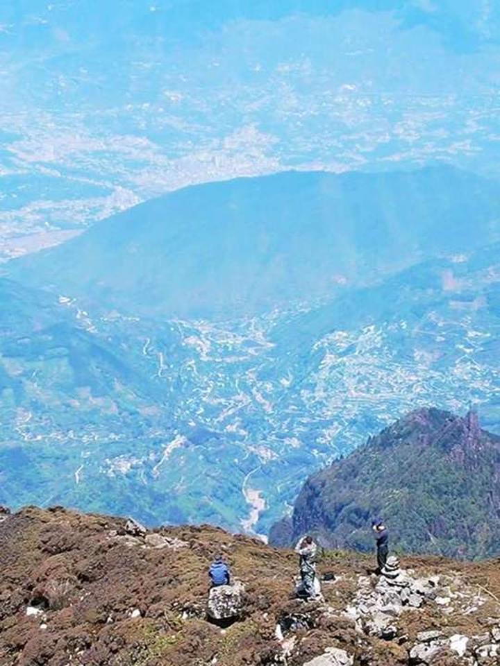 汉源鸡冠山最险要的一段是腰线岩，风景不输国内任何5A级景区
