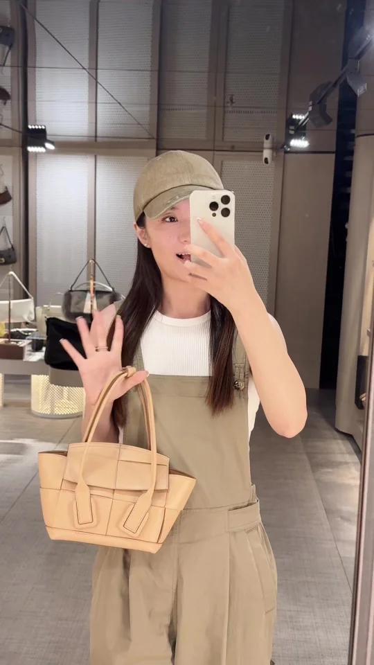 这不是我的BV白月光吗奶茶色Arco mini