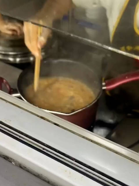 「学生生病想吃疙瘩汤食堂大姐小灶帮做:只在窗口买过一两次饭,很感动「心」」10月27日,陕