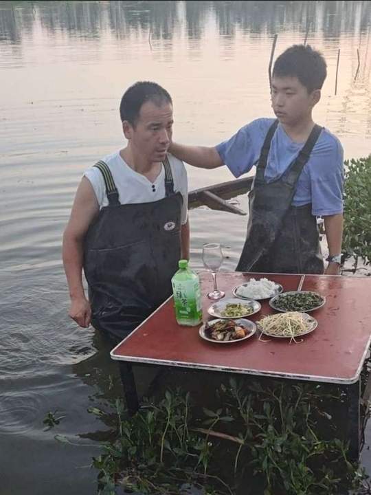 父子点菜，回锅肉没色，烦恼！