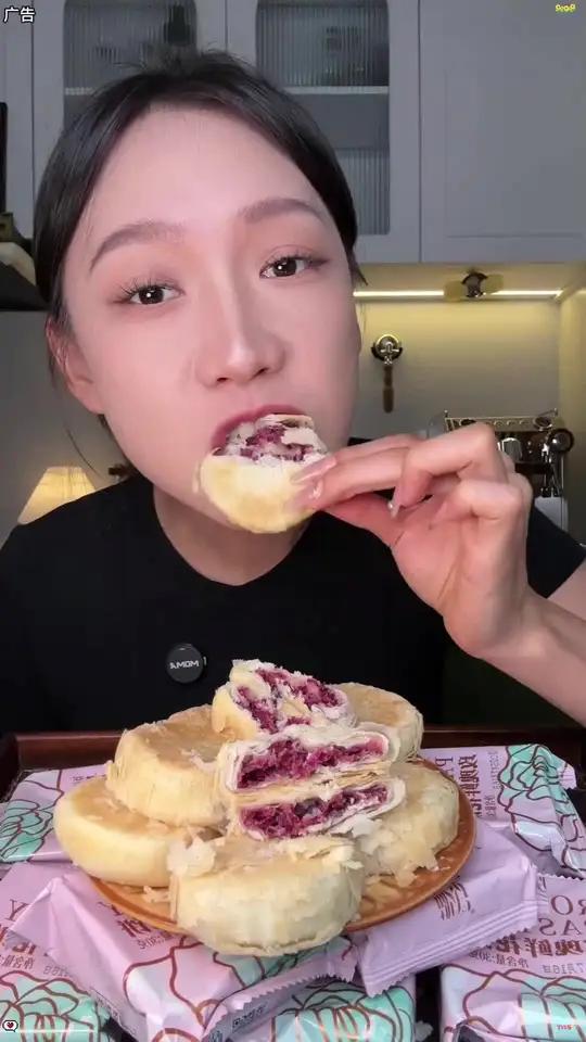 这个云南特产鲜花饼也太好吃了,里面满满的玫瑰花,一口咬下去饼皮酥脆,满口花香,甜而不腻!