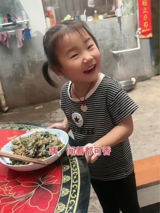 又到了吃马食菜的季节,今天俺年轻奶奶给我们做了马食菜馍,小姑说吃了嘴里能流油 我的乡村生活