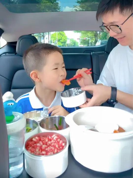 80后老父亲给二年级小学生送饭第181天 学校没有食堂,也没有豪华午餐,中午去学校给小朋友