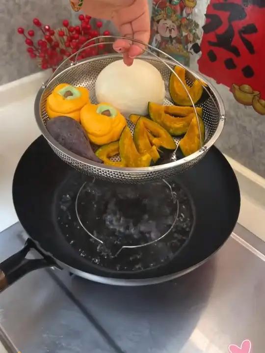 经常做早饭的姐妹，可以备一个这样的 手提蒸笼架，平时蒸鸡蛋馒头热菜都很方便