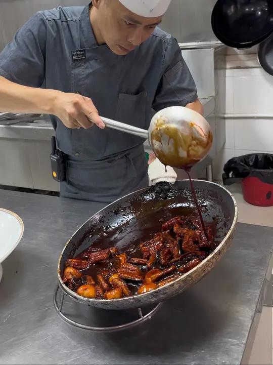 (独头蒜枣香鳗鱼)鳗鱼肉肥味美,煎炸、红烧、炒、蒸、炖、熬汤,无 所不可。酱汁比例:排骨酱
