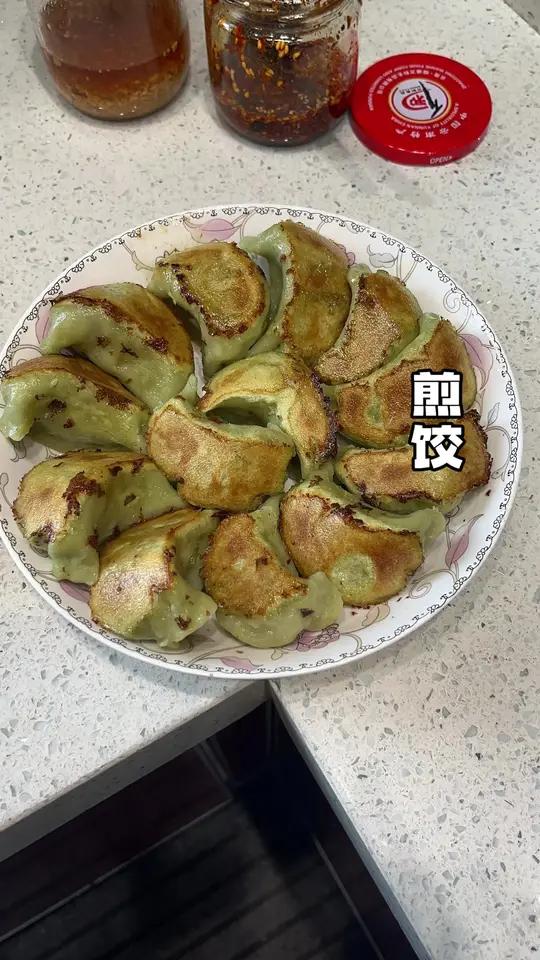 做煎饺是我唯一学会的技能 其实也不是每次都带我弟点外卖啦 妈妈有空中午就会给我们做吃的 很