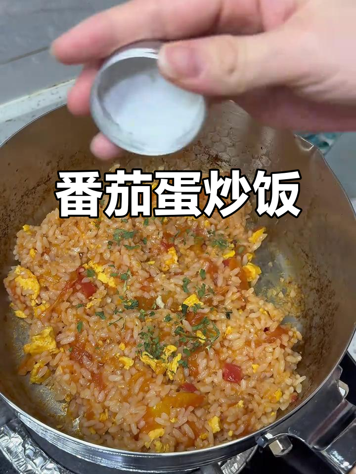 西红柿鸡蛋炒饭，配凉拌黄瓜，隔夜剩米饭也能做出美味