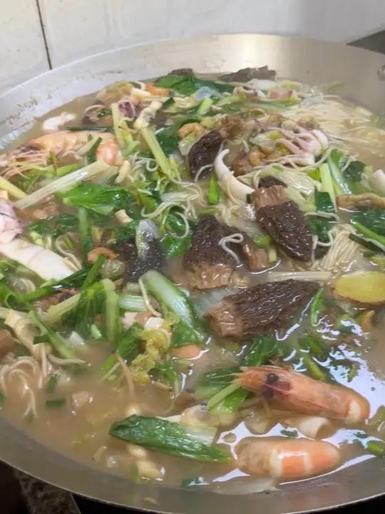 今天请老乡吃莆田卤面,必须配大号羊肚菌和老家的海鲜,煮了满满一大锅香的很#美食 #我的乡村