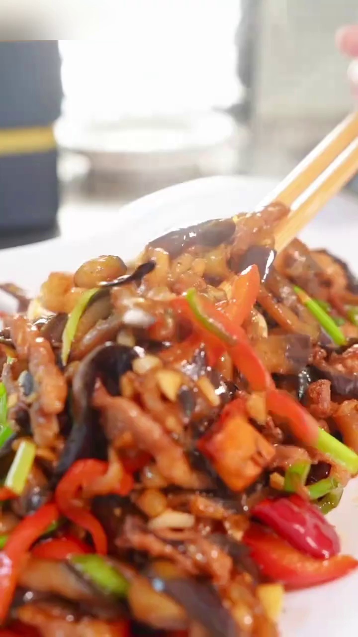 厨者王波认真做菜之茄子炒肉丝，配料简单鲜香下饭赶紧学！