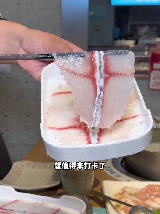 薄如蝉翼的斑鱼片豆浆火锅 江小渔周年庆代金券来啦!现片的鲜鱼片,涮煮到豆浆锅里,太美味了!