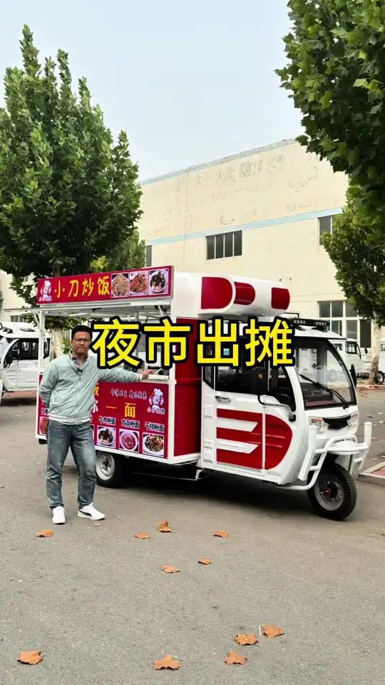 夜市摆摊安装灯箱广告很有必要!晚上打开效果很好。炒粉、炒面、炒饭也是很受欢迎!
