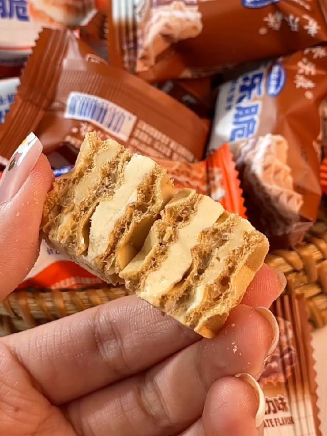 威化饼干 这个大家都在囤的巧乐脆威化饼干外酥里嫩,独立包装,牛奶夹心,口感酥脆。妈呀太香了