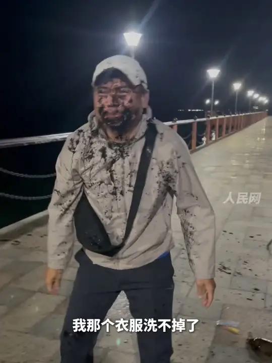 从此你是喝过墨水的人男子钓到墨鱼正得意时被喷一脸墨汁～