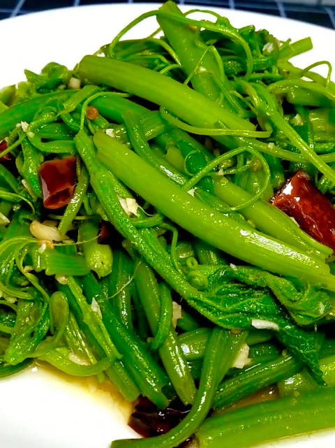 美食 谷雨吃春广西菜市常见的一种菜,南瓜苗,清爽脆口,素炒南瓜苗这样做,真的太美味啦!vi