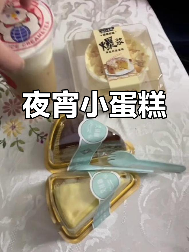 深夜甜品时刻:榴莲千层与芝士蛋糕