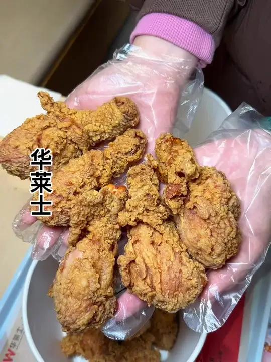 华莱士新品炸鸡俩兄弟太好吃了吧,快囤,不用随时退。