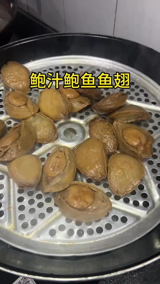 这一道菜顶我一个月工资了,大年初一只吃一道菜鲍汁鲍鱼鱼翅 这一道菜顶我一个月工资了,大年初