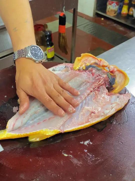 米其林黑醋汁:意大利黑醋 250g、玫瑰露酒160g、白兰地酒170g、生抽250g、清水