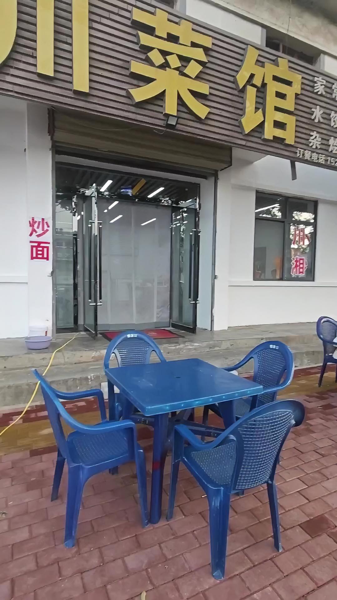 羲皇大道中路石头川菜馆,香辣回锅肉配爆炒肥肠,香到跺脚!秘制酱汁拌饭,配冰镇大窑。119 